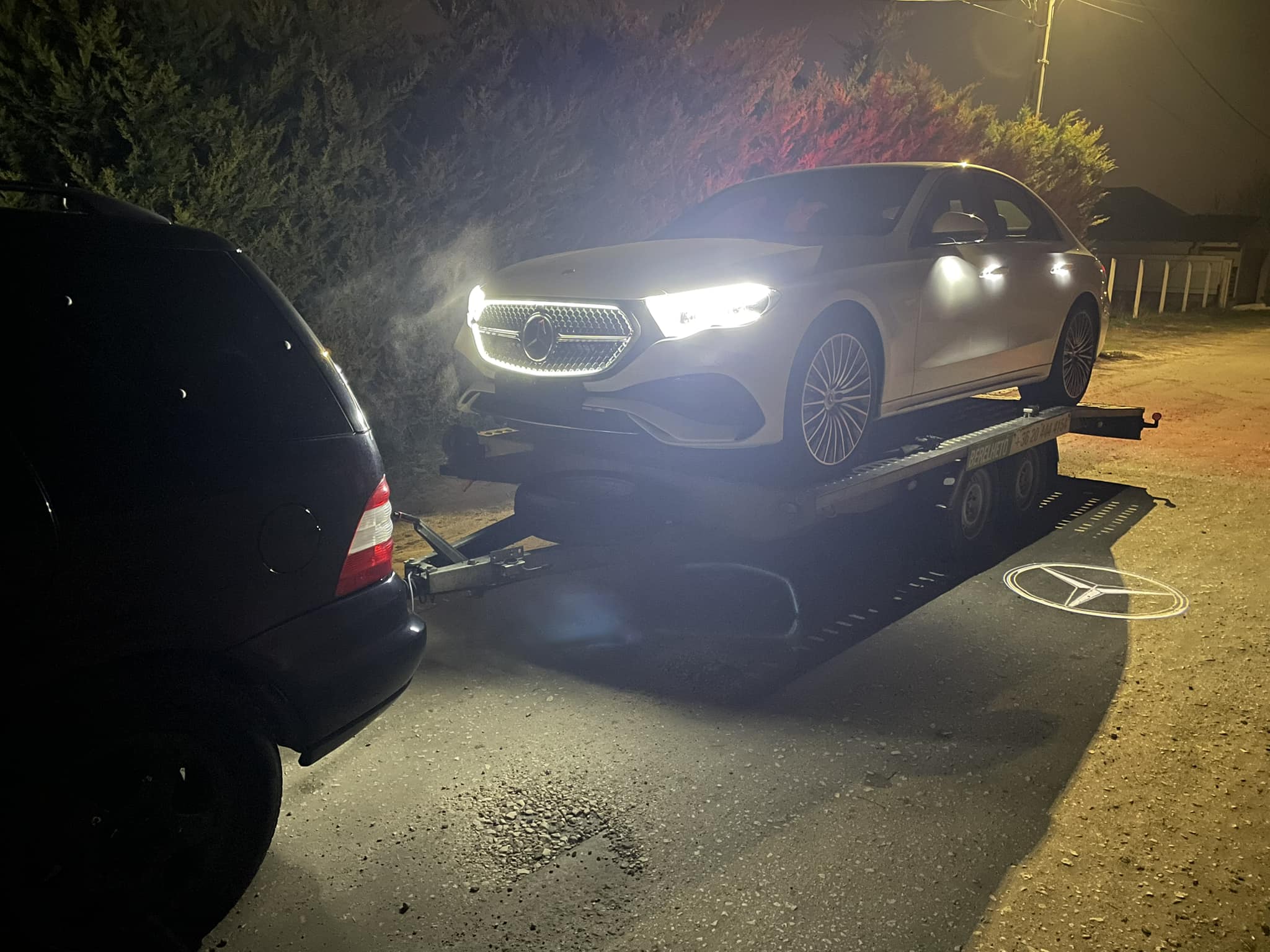 Mercedes E-class autómentő trélerre rakva, éjszakai csillag-projekcióval