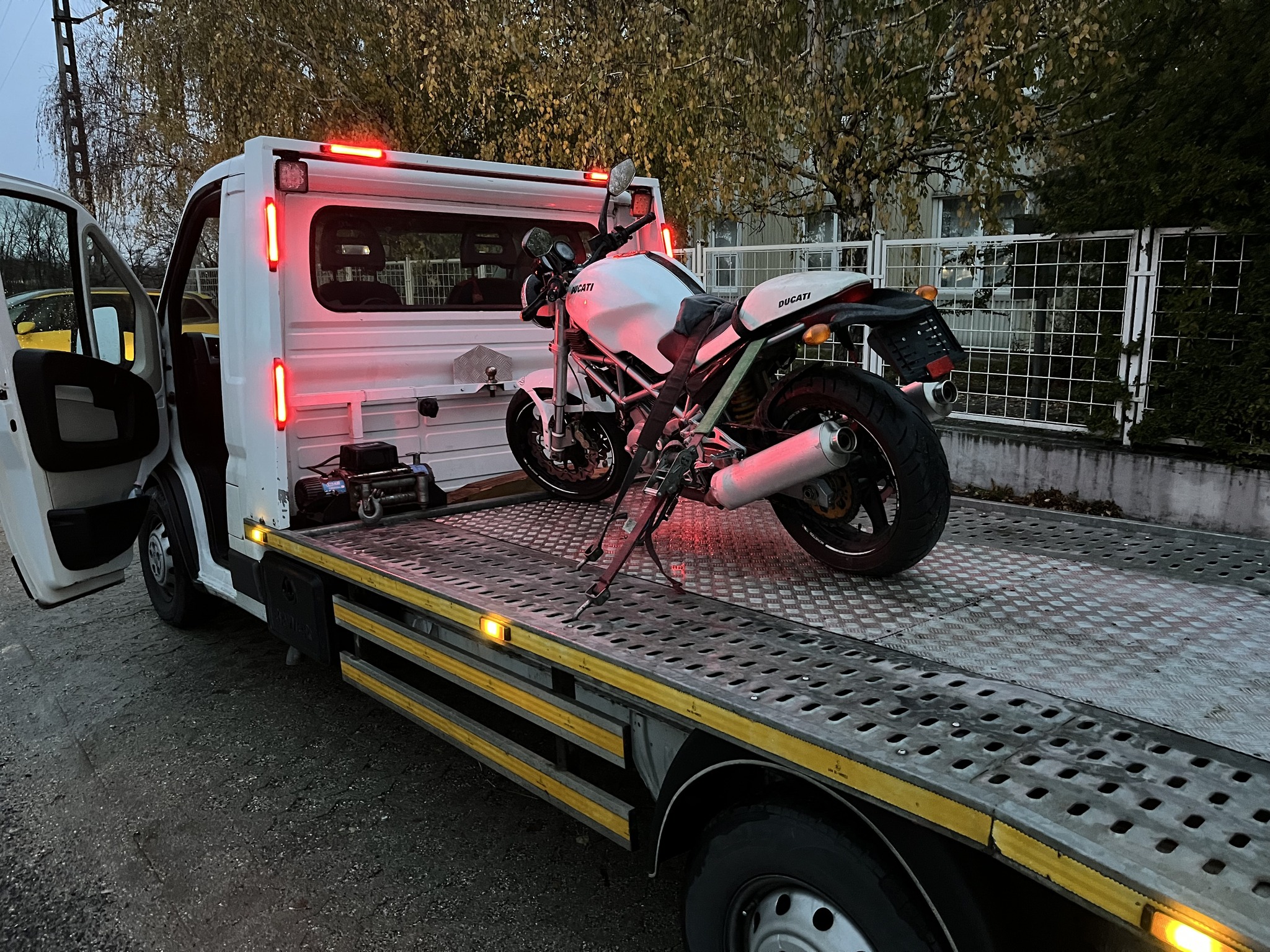 Ducati Monster motor autószállító trélerre rögzítve, motorszállítás