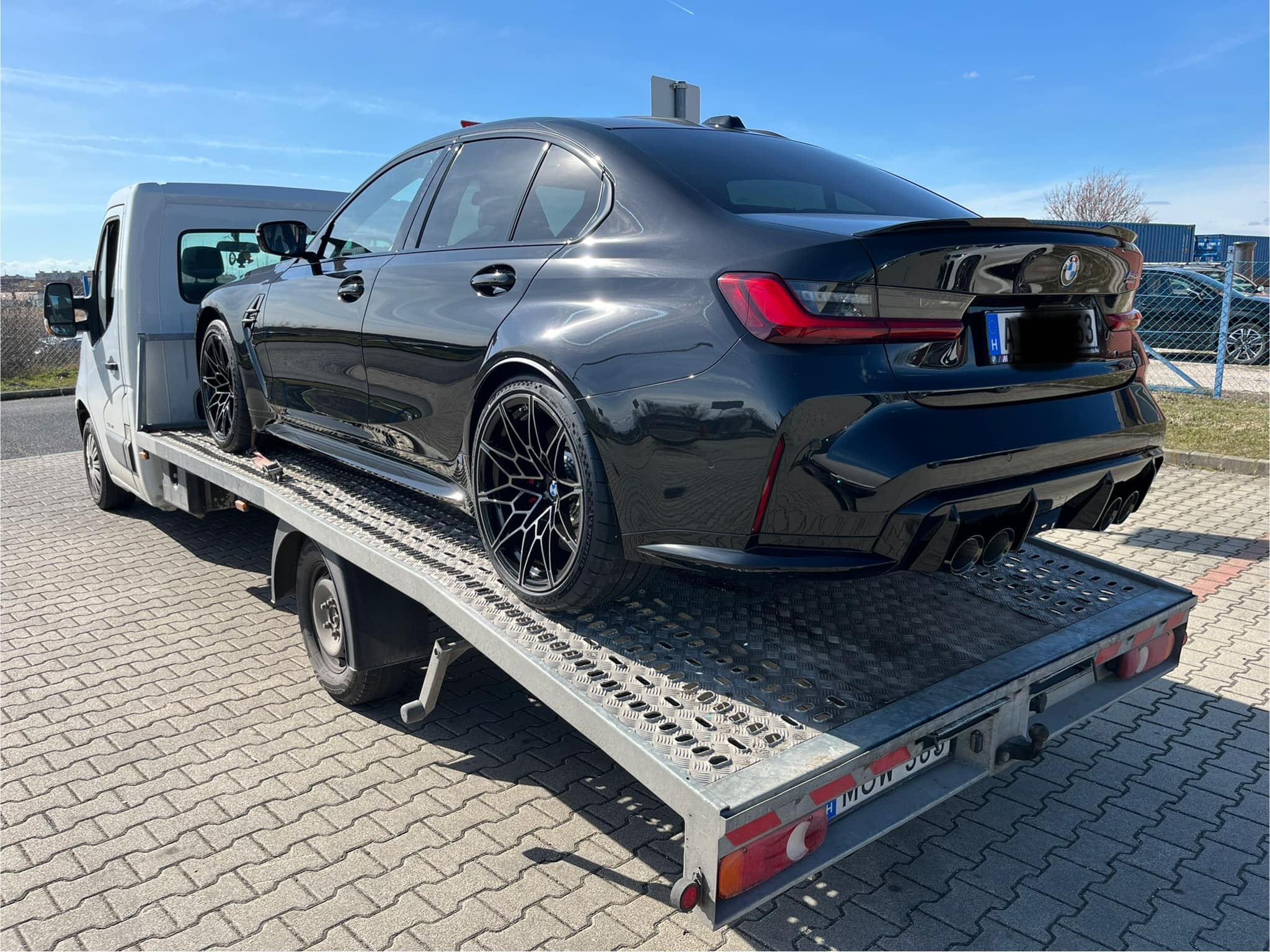 BMW M3 autószállító trélerre rakva, külföldi szállítás EU-n belül