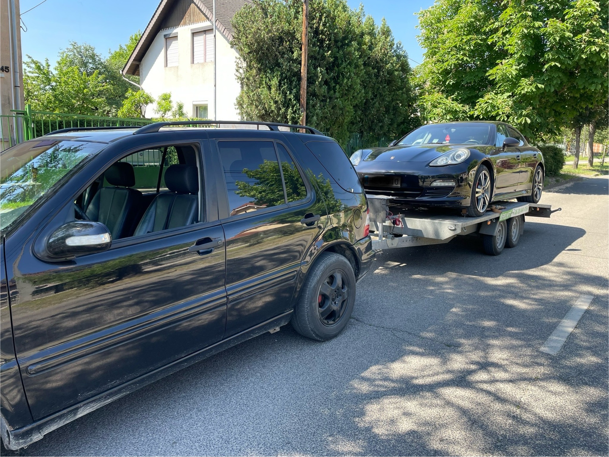 Porsche Panamera fekete Mercedes ML vontatóval, 0-24 autómentés munka közben